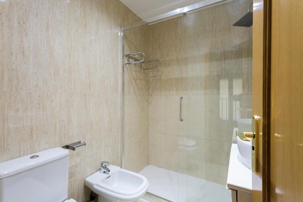 Amazing apartment in Huertas Madrid Bagian luar foto