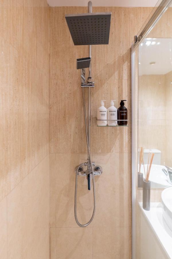 Amazing apartment in Huertas Madrid Bagian luar foto